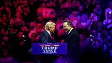 Tổng thống Mỹ Donald Trump (trái) và tỉ phú Elon Musk tại một sự kiện ở Washington. Ảnh: CNN.