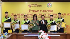 Ông Đỗ Quang Hiển, Nhà sáng lập, Chủ tịch Điều hành Tập đoàn T&T Group và Đại tá Nguyễn Thị Thúy Thanh, Phó Cục trưởng Cục Công tác Đảng và công tác chính trị (Bộ Công an), Phó Chủ tịch kiêm Tổng thư ký Hiệp hội Thể thao CAND Việt Nam trao thưởng cho các VĐV xuất sắc giành HCV.