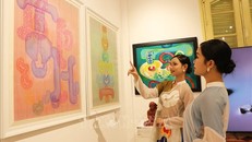 Khách tham quan triển lãm “Ngôn ngữ nghệ thuật Điềm Phùng Thị - sự tiếp biến và sáng tạo”.