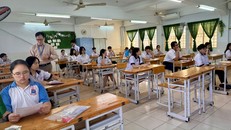 Thí sinh chuẩn bị làm bài thi môn Ngữ văn tại điểm thi Trường THCS Đồng Khởi (Quận 1).