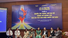 Các diễn giả thảo luận trong phiên 5: "Nguồn thu trong thời đại số: Không chỉ quảng cáo, báo chí phải bán được nhiều thứ hơn!". 