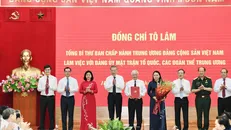 Tổng Bí thư Tô Lâm trao Quyết định số 304-QĐ/TW về chức năng, nhiệm vụ, tổ chức bộ máy Cơ quan Ủy ban Trung ương Mặt trận Tổ quốc Việt Nam