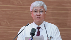 Ông Đỗ Văn Chiến, Ủy viên Bộ Chính trị, Bí thư Trung ương Đảng, Bí thư Đảng ủy Mặt trận Tổ quốc, các đoàn thể Trung ương, Chủ tịch Ủy ban Trung ương Mặt trận Tổ quốc Việt Nam trình bày báo cáo tại cuộc làm việc.