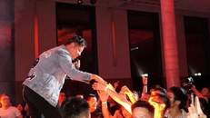 Dương Trần Nghĩa với ca khúc "Mắt đen" 