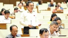 Các đại biểu Quốc hội thảo luận tại hội trường về các dự án luật quan trọng.