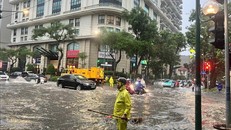 Ngã tư Phan Bội Châu và Lý Thường Kiệt (Hà Nội) bị ngập sâu. Ảnh: Nguyễn Thắng/TTXVN.