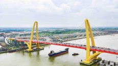 Ngày 15/07/2025 - Cầu Hoàng Gia do Tập đoàn Vingroup đầu tư, kết nối trực tiếp dự án Vinhomes Royal Island với trung tâm thành phố đã chính thức thông xe, rút ngắn thời gian di chuyển từ Vũ Yên tới trung tâm chỉ trong 5 phút.