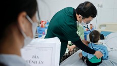 Bác sỹ khám cho bệnh nhi đang điều trị tại bệnh viện Thanh Nhàn. Ảnh: Minh Quyết/TTXVN.