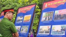 Khách tham quan trưng bày chuyên đề “Ký ức thời hoa lửa”.