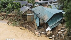 Một số nhà dân ở bản Suối Lư, xã Xa Dung, tỉnh Điện Biên bị đổ sập do mưa lũ. Ảnh: TTXVN.