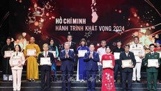 Tổng Bí thư Tô Lâm trao Biểu trưng; Trưởng Ban Tuyên giáo Trung ương Nguyễn Trọng Nghĩa trao Giấy chứng nhận tôn vinh các điển hình tiêu biểu toàn quốc trong học tập và làm theo tư tưởng, đạo đức, phong cách Hồ Chí Minh tại Chương trình” Hồ Chí Minh - Hành trình khát vọng 2024”. Ảnh: Thống Nhất/TTXVN.