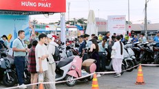 Ngay từ sớm, nhiều khách hàng đã có mặt tại sự kiện để tận tay trải nghiệm các dòng xe máy điện của VinFast và nghe tư vấn về những chính sách hấp dẫn.