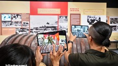 Khách tham quan có thể dễ dàng hoà mình vào những thời khắc lịch sử của dân tộc bằng công nghệ AR. Ảnh: Minh Sơn/TTXVN.