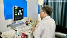 Bác sĩ kiểm tra sức khỏe định kỳ cho phụ nữ mang thai. Ảnh: TTXVN.