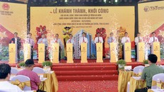 Các đại biểu thực hiện nghi lễ khởi công công trình nhà ở xã hội tại phường An Xuyên, tỉnh Cà Mau.