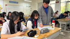 Giờ học của thầy và trò Trường Trung học cơ sở Hoàng Mai, Hà Nội. Ảnh: TTXVN.