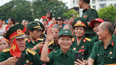 Tổ quốc anh hùng trong niềm xúc động và tự hào của lớp cha anh