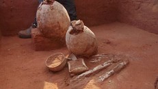 Một chiếc đèn dầu có bốn vòi điển hình của thời kỳ Đồ Đồng, khoảng năm 2.500-2.000 TCN, cùng với các vật phẩm chôn cất khác được phát hiện trong cuộc khai quật ở Yehud. Ảnh: Cơ quan Cổ vật Israel.