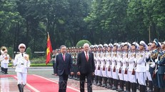 Tổng Bí thư Tô Lâm và Bí thư thứ Nhất, Chủ tịch nước Cuba Miguel Díaz-Canel Bermúdez duyệt Đội danh dự Quân đội nhân dân Việt Nam. Ảnh: Thống Nhất/TTXVN.