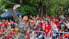 Người dân tham gia buổi Tổng duyệt sự kiện A80. Ảnh: TTXVN.