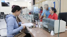 Người dân đến làm thủ tục hành chính tại Trung tâm phục vụ hành chính công phường Phan Rang, tỉnh Khánh Hòa. Ảnh: Nguyễn Thành/TTXVN.