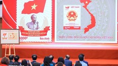 Bộ tem bưu chính đặc biệt ra mắt. Ảnh: Hoàng Hiếu/TTXVN.