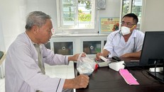 Bác sỹ khám sức khoẻ cho người cao tuổi tại trạm y tế xã. Ảnh: T.G/TTXVN.