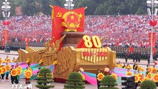 Xe mô hình Quốc huy nước Cộng hòa xã hội chủ nghĩa Việt Nam đi đầu khối diễu binh, diễu hành. Ảnh: TTXVN.