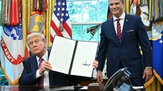 Tổng thống Mỹ Donald Trump ký sắc lệnh hành pháp để đổi tên Bộ Quốc phòng thành "Bộ Chiến tranh".