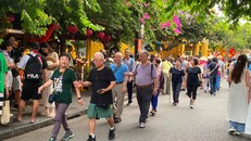 Khách quốc tế thăm quan Hội An.