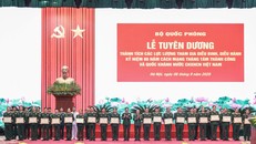 Đồng chí Đại tướng Phan Văn Giang tặng Bằng khen của Bộ Quốc phòng cho các tập thể, cá nhân.