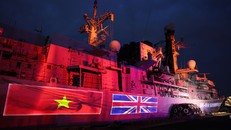 Cập cảng Nhà Rồng (TP.HCM) sáng ngày 22/09/2025, tàu hộ vệ đa nhiệm HMS Richmond của Hải quân Hoàng gia Anh, bắt đầu chuyến thăm hữu nghị TP.HCM. Chuyến thăm diễn ra đúng dịp Anh và Việt Nam kỷ niệm 15 năm thiết lập quan hệ Đối tác Chiến lược, nhấn mạnh cam kết ngoại giao và sự củng cố hợp tác an ninh, quốc phòng. Ảnh: Nguyễn Hoàng.