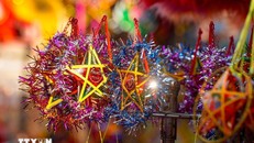 Đèn ông sao rực rỡ sắc màu Trung thu trên phố Hàng Mã. Ảnh: Khánh Hoà/TTXVN.