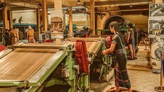 Một trong công đoạn sản xuất trà được tái dựng.