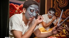 Tuồng là loại hình sân khấu ước lệ, vậy nên cách hóa trang của tuồng cũng đặc biệt, nhằm để thể hiện rõ các tuyến nhân vật; các tuyến nhân vật của tuồng chủ yếu là: kép, tướng, đào, đào võ, lão,... với mỗi loại nhân vật lại có cách hóa trang riêng. Ảnh: Khánh Hòa/TTXVN.
