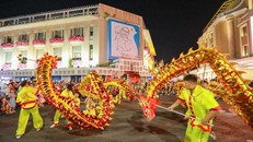 Lễ rước đèn “Đêm hội Trăng Rằm” quanh khu vực Hồ Hoàn Kiếm. Ảnh: Khánh Hòa/TTXVN.