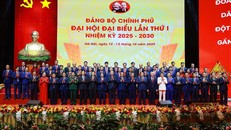 Các đồng chí lãnh đạo Đảng và Nhà nước với các đại biểu dự Đại hội đại biểu Đảng bộ Chính phủ lần thứ nhất. Ảnh: Dương Giang/TTXVN.