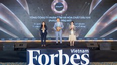 Ông Nguyễn Xuân Hòa - Chủ tịch HĐQT PVFCCo - Phú Mỹ nhận Danh hiệu Top 50 công ty niêm yết tốt nhất Việt Nam 2025.