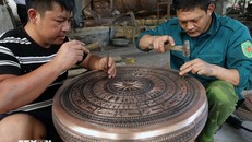 Hoàn thiện sản phẩm trống đồng ở gia đình anh Đặng Quốc Toàn (làng nghề đúc đồng Trà Đông). Ảnh: Vũ Sinh/TTXVN.