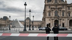 Vụ trộm tại bảo tàng Louvre gây áp lực lên chính phủ Pháp