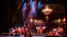 Khi tấm màn nhung mở ra, khán giả Hà Nội như được quay lại Paris thế kỷ XIX. Âm nhạc Verdi cất lên, dẫn dắt khán giả bước vào không khí xa hoa, nơi khởi đầu một mối tình định mệnh.