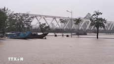 Bờ Nam sông Hương, phường Thuận Hóa, thành phố Huế bị ngập sáng 27/10. Ảnh: Nguyên Lý/TTXVN.