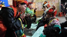 Thầy cúng làm lễ cấp binh khí cho trò tại Lễ hội “Cấp sắc” - nghi lễ không thể thiếu của người Dao đỏ. Ảnh: TTXVN.