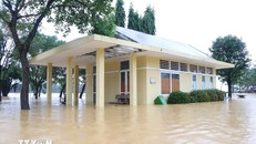 Mực nước trên sông Hương, thành phố Huế đang tăng dần, khiến công viên ở bờ Nam sông Hương bị ngập sâu hơn chiều 2/11. Ảnh: Nguyên Lý/TTXVN.