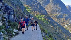 Du khách nước ngoài khám phá Tuyên Quang. Ảnh: Đức Thọ/TTXVN.