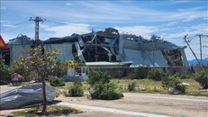 Mưa bão kèm gió lốc đã làm hư hỏng nhà xưởng ở khu kinh tế Nhơn Hội.