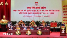 Đoàn Chủ tịch thông qua Nghị quyết Đại hội. Ảnh: TTXVN.