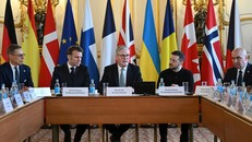 Lãnh đạo các quốc gia châu Âu cùng Tổng thống Ukraine Volodymyr Zelensky dự Hội nghị thượng đỉnh châu Âu về vấn đề Ukraine, ở London (Anh), ngày 2/3/2025. Ảnh: The Guardian.