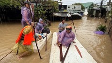 Vận chuyển lương thực, thực phẩm, nước uống thiết yếu hỗ trợ người dân vùng ngập lụt ở Gia Lai. Ảnh: Trịnh Bang Nhiệm/TTXVN.