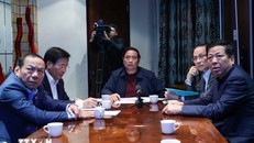 Thủ tướng Phạm Minh Chính chủ trì họp trực tuyến từ Nam Phi, chỉ đạo khắc phục hậu quả mưa lũ. Ảnh: Dương Giang/TTXVN.